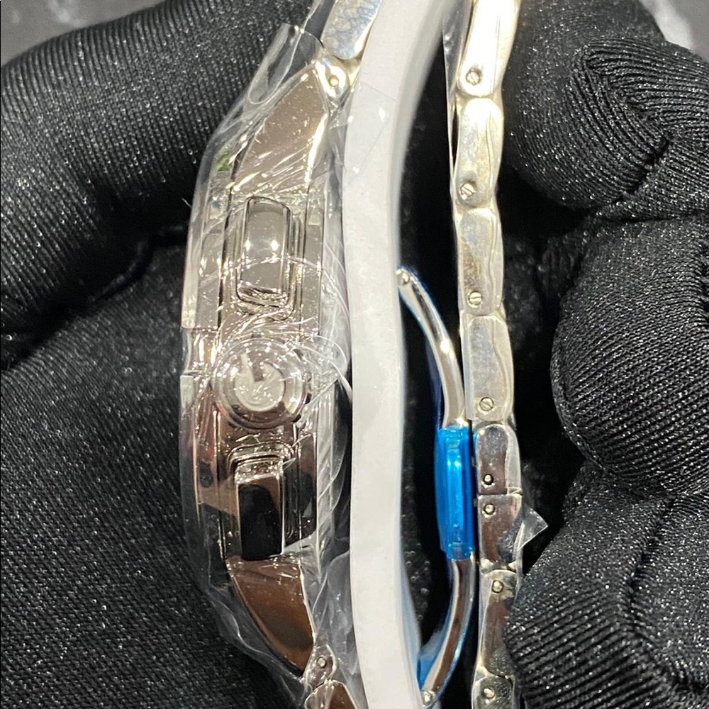 NIB Black Gucci Watch - Picture 4 of 10